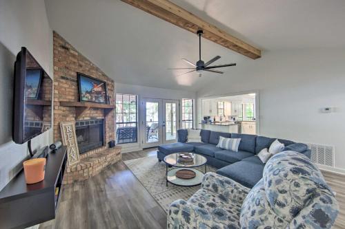 Luxe Lakehouse with Sunset Views on Lake Palestine!