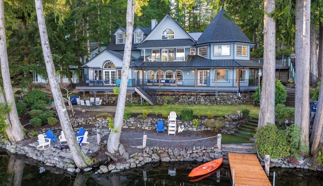 Luxe Lakeside 4-bed 2.5 bath w/brand new furnishings, king beds & water views!