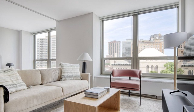 Luxe Lakeview Studio w/ Deck, Pool & Gym, nr Lincoln Park, by Blueground