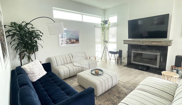 Luxe large 2BR, Steps to Beach w Roof Deck & Free Parking, Excellent Location!