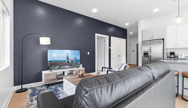 Luxe Lil` Italy 2BR | Sleeps 6 | Free Parking+Gym