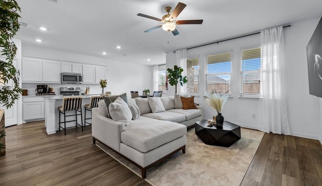 Luxe Living - 3-bedroom house in Little Elm with AC, WiFi, and Games