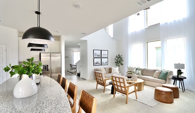Luxe Living 4-bedroom with Fireplace, Fire Pit, & Game Room