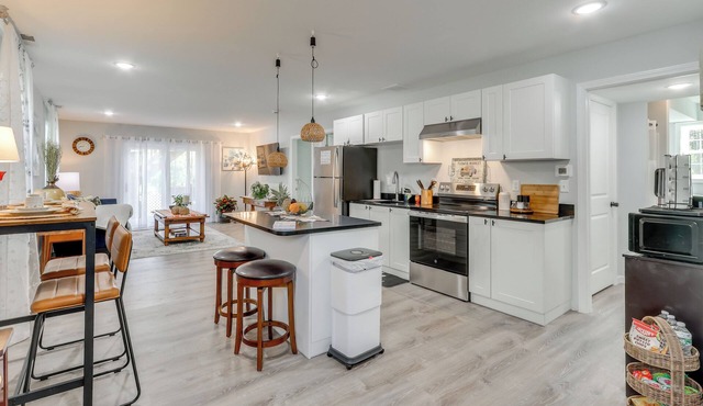 Luxe Living! Apt 1 Mi to West Haven Medical Center