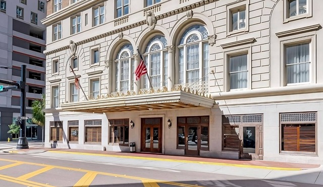 Luxe Living: Indulge in Downtown Tampa's Finest Accommodations! 4 Rooms