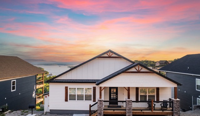 Luxe Lodge, HotTub, Theater & Lake View, SDC 3 min