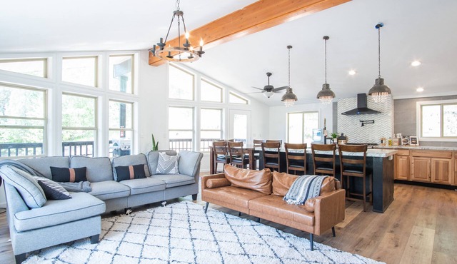 Luxe Lodge Noir 15 minutes to downtown Lava!