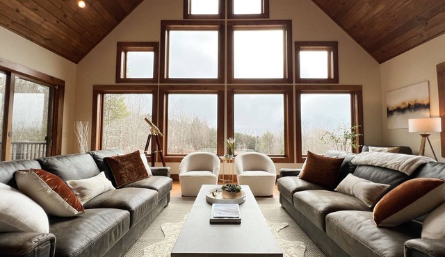 Luxe Lodge w/Mt View - Hot Tub, Fire Pit, Game Rm, 5 Min to Skiing