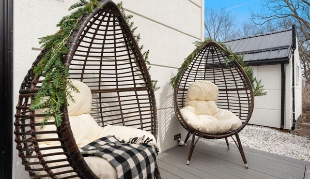 Luxe Lodges on Lake Erie ~ Aquamarine ~ Beachfront