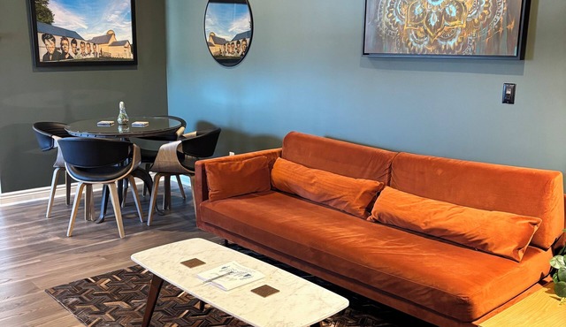 Luxe Loft 2 on Main St.Steam Shower, ZeroG King Bed, Designer Kitchen, Elevator!
