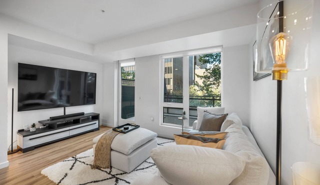 Luxe Loft In Heart Of Downtown