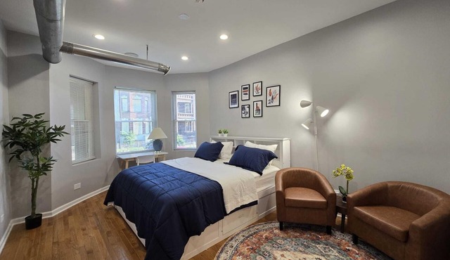 Luxe Loft vibe –4BR/3BA Apt– King Suite-11 minutes from downtown-Families-Groups