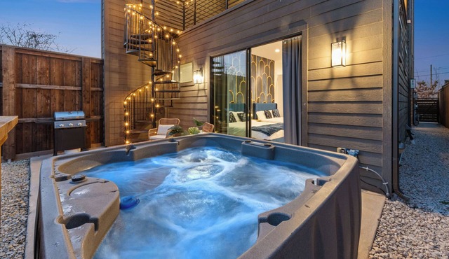 Luxe Loft with Hot Tub, Pool Table, Balcony, BBQ