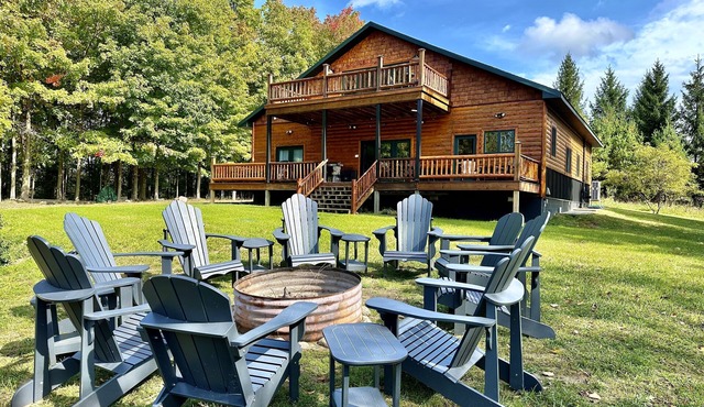 Luxe Log Cabin 3bd/4ba - Torch Lake Views, Private Trails & Premier Golf Nearby