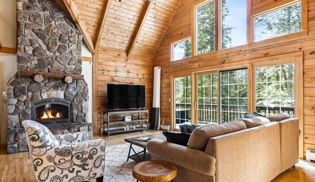 Luxe Log Cabin –Fireplace, Game Room & Club Access