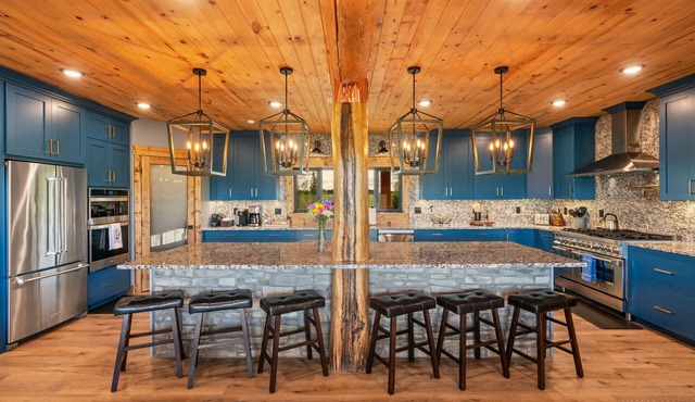 Luxe Log Cabin: Teton Views, Huge Patio, & Hot Tub