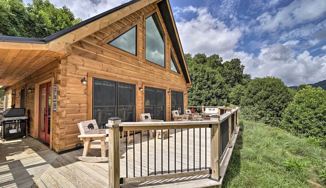 Luxe Log Cabin w/Modern Finishes & Mtn Views