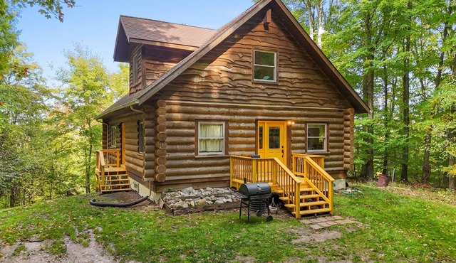 Luxe Log Chalet | Sauna, River, Fire, Kayaks/Tubes