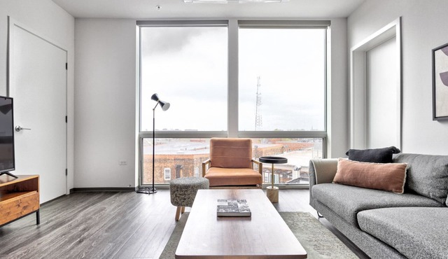 Luxe Logan Square 2BR w/Gym, Roof Deck, 1 block to L, by Blueground (ID #CHI371)