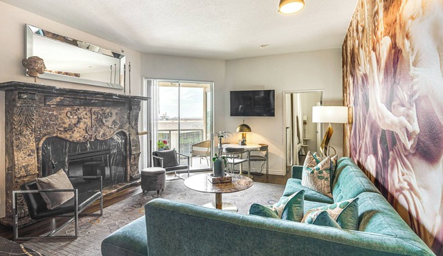 Luxe Long Beach Condo w/Pool: 1 Mi to Shoreline!