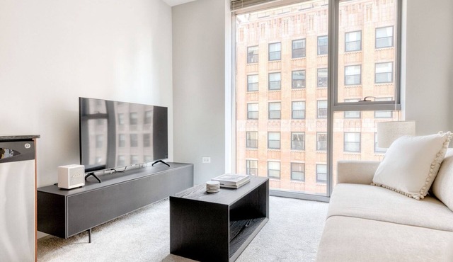 Luxe Loop Studio w/Gym, Pool & Lounge, 1 block from L, by Blueground