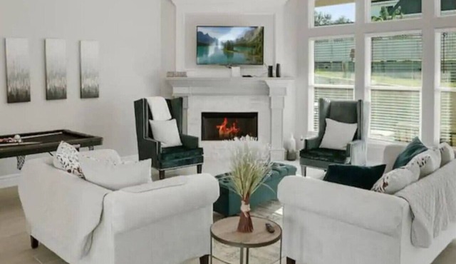 Luxe Mansion w Yard, BBQ, Pool Table!