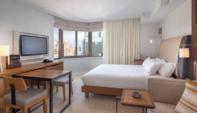 Luxe Midtown 1bd condo/full kitchen, walk to train & major landmarks, skyline