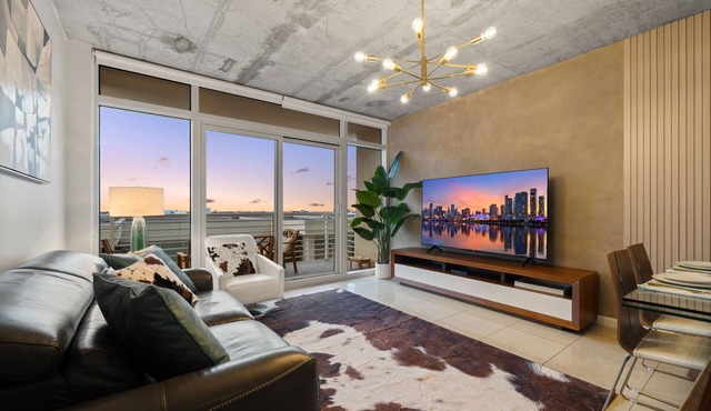 Luxe! Midtown GEM with DrinkBar Garage Pool BBQ Gym MiniGolf PingPong Foosball