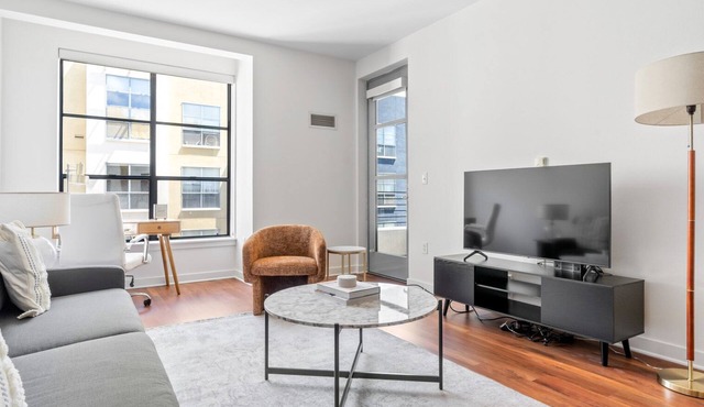 Luxe Mission Bay 2BR w/Gym & W/D, walk to Caltrain & Muni, by Blueground