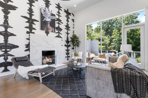 Luxe Modern 4 bdrm45bath w Private poolSleeps 8