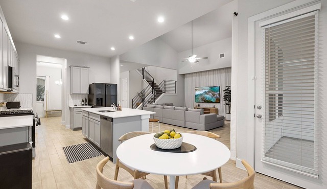 Luxe, Modern 4B House w/ Office | 20 min to DT
