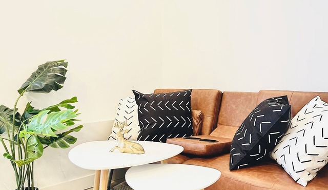 Luxe Modern Ballard Studio: 15 Min to Space Needle