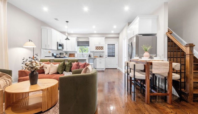 Luxe Modern Home 15minutes to NYC with AC, Fast WiFi, Private Patio & Game room