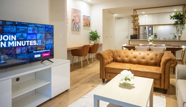 Luxe Modern I OPP Westfield I Pool I Gym I CarPark