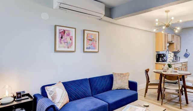 Luxe Modern loft w/King Bed, Free Parking & Wi-Fi