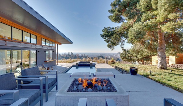 Luxe, Modern Studio w/Sweeping City Views!