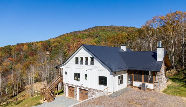 Luxe Mountain Haven - Mountain Views, Hot Tub, Game Loft