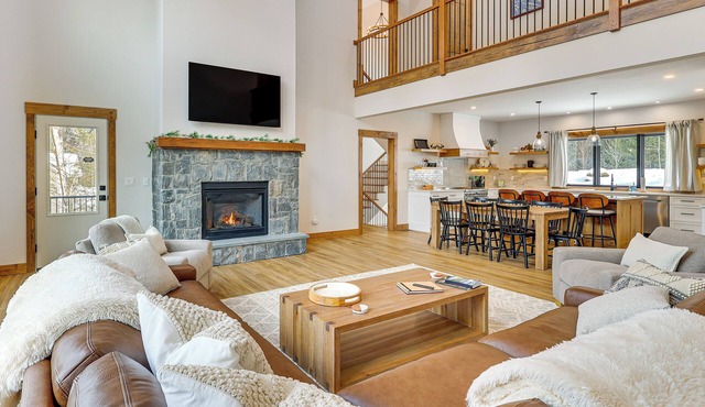 Luxe Mountain Home w/Chefs Kitchen & Okemo Views