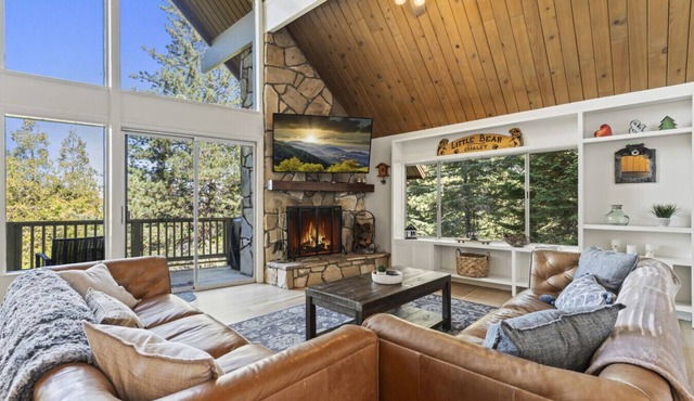 Luxe Mountain Retreat! Lake & Village Close! Game Room- AC- BACK UP Generator!