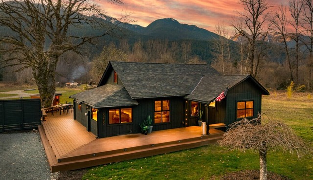 Luxe Mountain Retreat in N Cascades hot tub, sauna