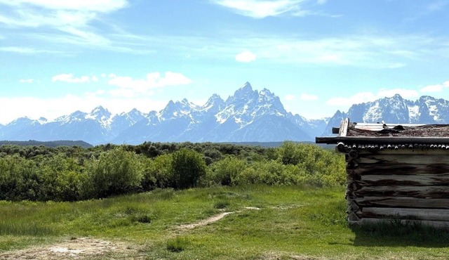 Luxe Mountain Retreat with Hot Tub