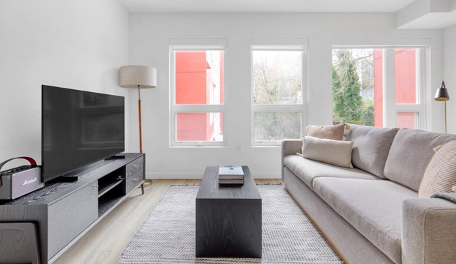 Luxe Mt Baker 1BR w/ Gym, Rooftop & W/D, near light rail, by Blueground