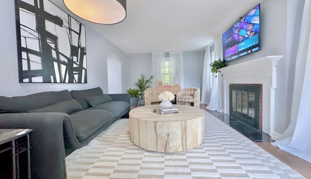 Luxe Mt. Lebanon Home | Sleeps 6 | Central
