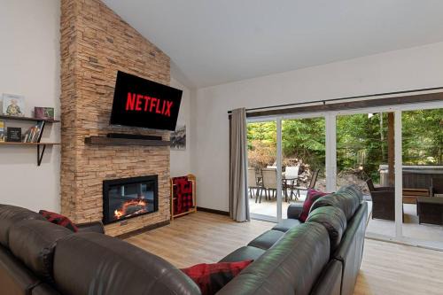 Luxe Mt. Rainier Lodge w/Hot Tub-AC-Game Room