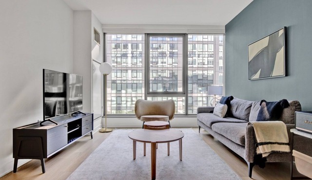 Luxe Navy Yard 1BR w/Gym, Rooftop Pool, walk to Nats Park, by Blueground