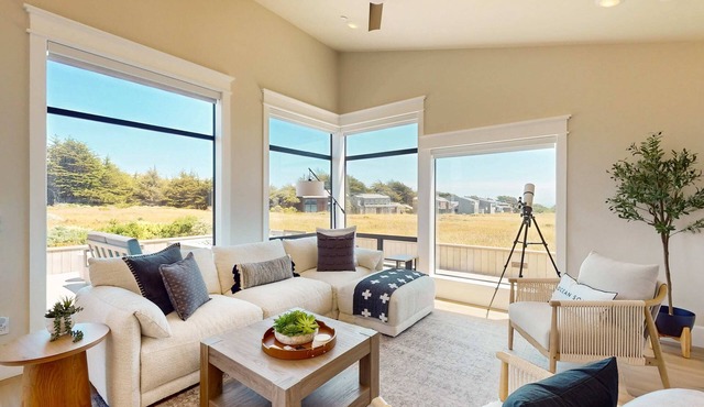 Luxe newly built Sea Ranch home with private hot tub & ocean views