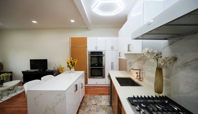 Luxe NYC View Mansion | 6BR 4BA + Balcony + Garage