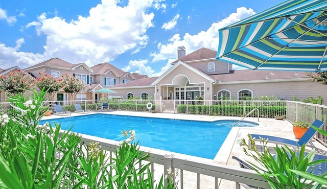 Luxe Oasis Château – Entire Houston Home wPool Near NRG, Med Center & Galleria