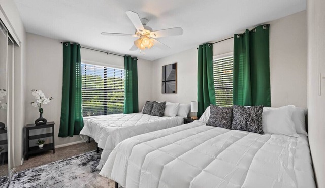 Luxe Oasis near downtown, pool, free parking