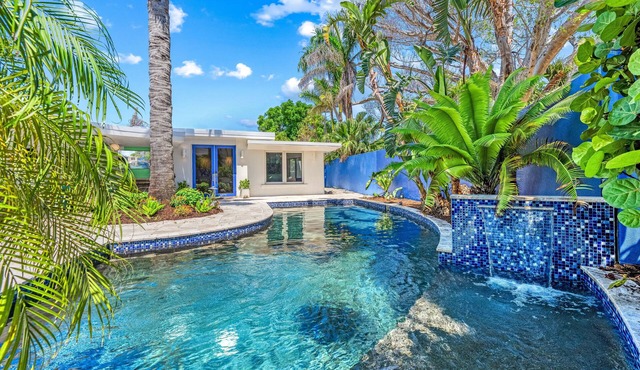 Luxe Oasis | Private Pool, In St Armands Circle, Near Lido Key Beach!